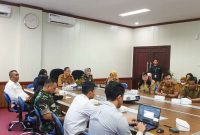 RAPAT : Staf Ahli Gubernur Kalteng Yuas Elko saat memimpin Rapat Koordinasi Pengendalian Inflasi Daerah di Kantor Gubernur Kalimantan Tengah, Senin (15/6/2026).
