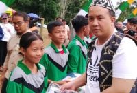 MEMBAGIKAN : Bupati Lamandau, Rizky Aditya Putra, saat membagikan seragam sekolah gratis beberapa waktu lalu.