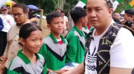 MEMBAGIKAN : Bupati Lamandau, Rizky Aditya Putra, saat membagikan seragam sekolah gratis beberapa waktu lalu.