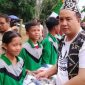 MEMBAGIKAN : Bupati Lamandau, Rizky Aditya Putra, saat membagikan seragam sekolah gratis beberapa waktu lalu.