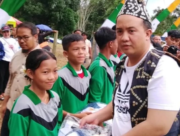 MEMBAGIKAN : Bupati Lamandau, Rizky Aditya Putra, saat membagikan seragam sekolah gratis beberapa waktu lalu.