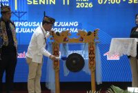 MEMBUKA : Gubernur Kalteng, Agustiar Sabran, memukul gong sebagai tanda dibukanya Forum Bisnis Daerah (FORBISDA) BPD HIPMI Kalimantan Tengah Tahun 2026 yang digelar di Aula Jayang Tingang, Kantor Gubernur Kalimantan Tengah, Senin (11/5/2026).