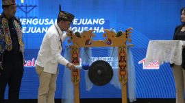 MEMBUKA : Gubernur Kalteng, Agustiar Sabran, memukul gong sebagai tanda dibukanya Forum Bisnis Daerah (FORBISDA) BPD HIPMI Kalimantan Tengah Tahun 2026 yang digelar di Aula Jayang Tingang, Kantor Gubernur Kalimantan Tengah, Senin (11/5/2026).