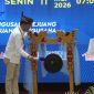 MEMBUKA : Gubernur Kalteng, Agustiar Sabran, memukul gong sebagai tanda dibukanya Forum Bisnis Daerah (FORBISDA) BPD HIPMI Kalimantan Tengah Tahun 2026 yang digelar di Aula Jayang Tingang, Kantor Gubernur Kalimantan Tengah, Senin (11/5/2026).