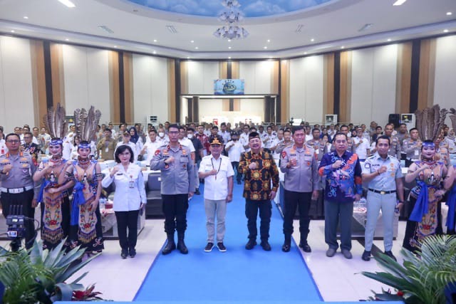 FOTO BERSAMA: Gubernur Kalimantan Tengah, H. Agustiar Sabran saat foto bersama usai menghadiri Rapat Kerja Forum LLAJ Tingkat Daerah Kalimantan Tengah Tahun 2026 di Graha Bhayangkara Polda Kalteng, Rabu (13/5/2026).