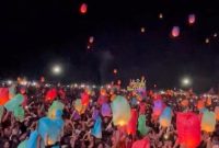 MENUTUP : Bupati Lamandau, Rizky Aditya Putra, saat Poto bersama di acara penutupan Festival Lampion Sumber Mulya Fest Tahun 2026 berlangsung di Lapangan Sasana Yuda, Desa Sumber Mulya, Kabupaten Lamandau, Sabtu malam (13/6)