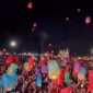 MENUTUP : Bupati Lamandau, Rizky Aditya Putra, saat Poto bersama di acara penutupan Festival Lampion Sumber Mulya Fest Tahun 2026 berlangsung di Lapangan Sasana Yuda, Desa Sumber Mulya, Kabupaten Lamandau, Sabtu malam (13/6)