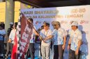MELEPAS : Gubernur Kalimantan Tengah, H. Agustiar Sabran, saat melepas kegiatan Fun Bike dan Jalan Sehat dalam rangka Hari Ulang Tahun (HUT) ke-80 Bhayangkara yang digelar Polda Kalimantan Tengah, Sabtu (27/6/2026).
