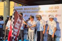 MELEPAS : Gubernur Kalimantan Tengah, H. Agustiar Sabran, saat melepas kegiatan Fun Bike dan Jalan Sehat dalam rangka Hari Ulang Tahun (HUT) ke-80 Bhayangkara yang digelar Polda Kalimantan Tengah, Sabtu (27/6/2026).