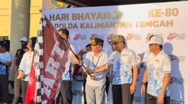MELEPAS : Gubernur Kalimantan Tengah, H. Agustiar Sabran, saat melepas kegiatan Fun Bike dan Jalan Sehat dalam rangka Hari Ulang Tahun (HUT) ke-80 Bhayangkara yang digelar Polda Kalimantan Tengah, Sabtu (27/6/2026).