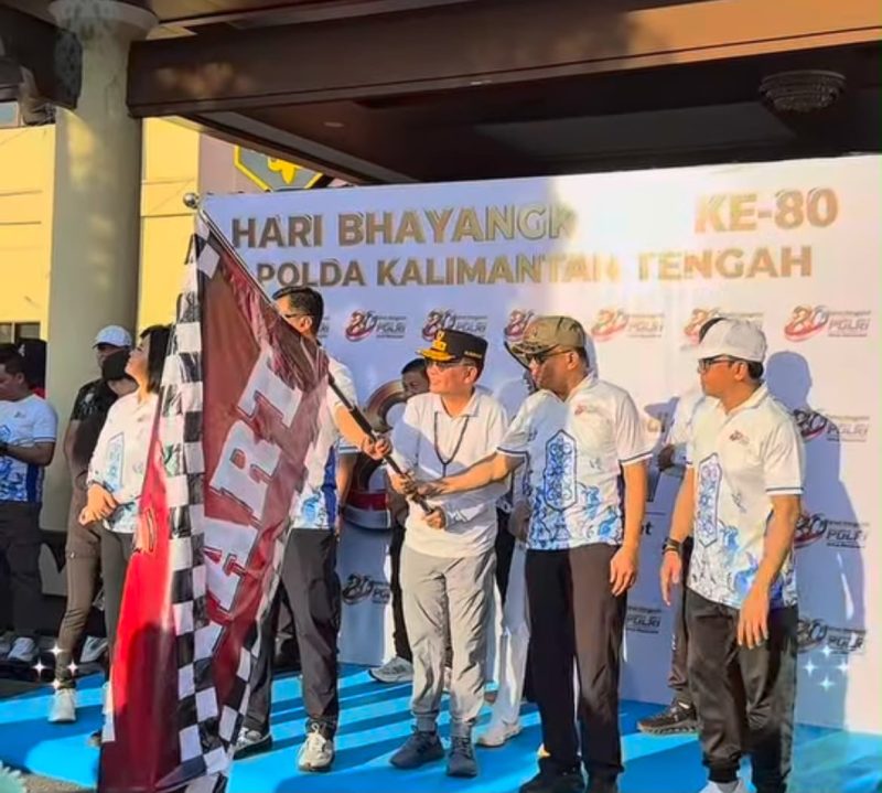 MELEPAS : Gubernur Kalimantan Tengah, H. Agustiar Sabran, saat melepas kegiatan Fun Bike dan Jalan Sehat dalam rangka Hari Ulang Tahun (HUT) ke-80 Bhayangkara yang digelar Polda Kalimantan Tengah, Sabtu (27/6/2026).