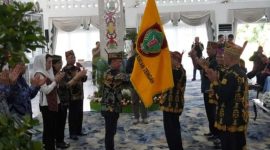MELEPAS : Gubernur Kalteng, H. Agustiar Sabran saat melepas kontingen Pesparawi Kalteng yang akan mengikuti lomba tingkat nasional ke-14 di Manokwari, Papua Barat, di Aula Serba Guna, Istana Isen Mulang Palangka Raya, Minggu (14/6/2026).
