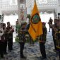 MELEPAS : Gubernur Kalteng, H. Agustiar Sabran saat melepas kontingen Pesparawi Kalteng yang akan mengikuti lomba tingkat nasional ke-14 di Manokwari, Papua Barat, di Aula Serba Guna, Istana Isen Mulang Palangka Raya, Minggu (14/6/2026).