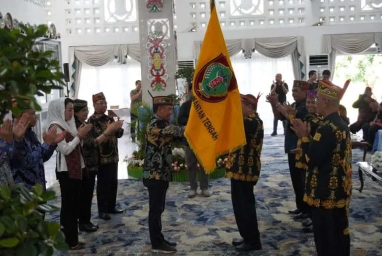 MELEPAS : Gubernur Kalteng, H. Agustiar Sabran saat melepas kontingen Pesparawi Kalteng yang akan mengikuti lomba tingkat nasional ke-14 di Manokwari, Papua Barat, di Aula Serba Guna, Istana Isen Mulang Palangka Raya, Minggu (14/6/2026).