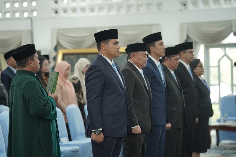 DILANTIK : Kepala Dinas Pendidikan Provinsi Kalimantan Tengah, Reza Prabowo saat dilantik Gubernur Kalteng Agustiar Sabran di Istana Isen Mulang, Selasa (26/5/2026).