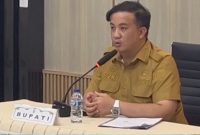 RAPAT : Bupati Rizky Aditya Putra saat menghadiri rapat pembahasan yang digelar di Aula Sekretariat Daerah Kabupaten Lamandau, Senin (15/6/2026).
