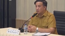 RAPAT : Bupati Rizky Aditya Putra saat menghadiri rapat pembahasan yang digelar di Aula Sekretariat Daerah Kabupaten Lamandau, Senin (15/6/2026).