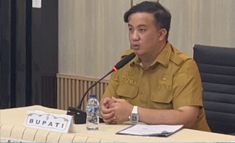 RAPAT : Bupati Rizky Aditya Putra saat menghadiri rapat pembahasan yang digelar di Aula Sekretariat Daerah Kabupaten Lamandau, Senin (15/6/2026).