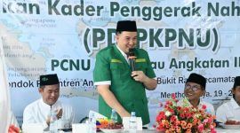 MEMBUKA : Bupati Lamandau, Rizky Aditya Putra saat membuka kegiatan Pendidikan Dasar Pendidikan Kader Penggerak NU (PD-PKPNU) yang digelar Pengurus Cabang PCNU Lamandau,di Pondok Pesantren An Nur Ulum, Desa Bukit Raya, Kecamatan Menthobi Raya, Jumat (5/6/2026).