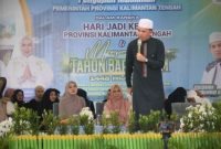 TAUSIYAH: Ustadz HM. Gifari saat menyampaikan tausyiah Peringatan Tahun Baru Islam 1448 H, yang dihadiri ketua TP-PKK Kalteng Aisyah Thisia Agustiar Sabran, di Halaman Istana Isen Mulang, Jumat (19/6/2026).