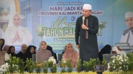 TAUSIYAH: Ustadz HM. Gifari saat menyampaikan tausyiah Peringatan Tahun Baru Islam 1448 H, yang dihadiri ketua TP-PKK Kalteng Aisyah Thisia Agustiar Sabran, di Halaman Istana Isen Mulang, Jumat (19/6/2026).