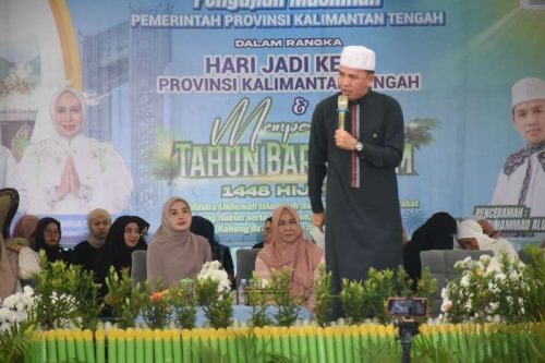 TAUSIYAH: Ustadz HM. Gifari saat menyampaikan tausyiah Peringatan Tahun Baru Islam 1448 H, yang dihadiri ketua TP-PKK Kalteng Aisyah Thisia Agustiar Sabran, di Halaman Istana Isen Mulang, Jumat (19/6/2026).