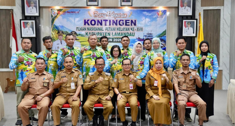 MELEPAS : Wakil Bupati Lamandau, Abdul Hamid, saat foto bersama usai melepas peserta ajang Pekan Nasional (PENAS) XVII Petani Nelayan Tahun 2026 di Gorontalo, Rabu (17/26).