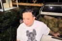 TERIMA : Bupati Lamandau, Rizky Aditya Putra saat menerima buah durian dari masyarakat di Rujab Bupati Lamandau, belum lama ini.