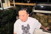 TERIMA : Bupati Lamandau, Rizky Aditya Putra saat menerima buah durian dari masyarakat di Rujab Bupati Lamandau, belum lama ini.