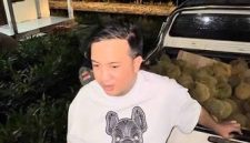 TERIMA : Bupati Lamandau, Rizky Aditya Putra saat menerima buah durian dari masyarakat di Rujab Bupati Lamandau, belum lama ini.