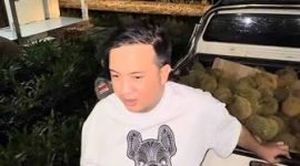 TERIMA : Bupati Lamandau, Rizky Aditya Putra saat menerima buah durian dari masyarakat di Rujab Bupati Lamandau, belum lama ini.