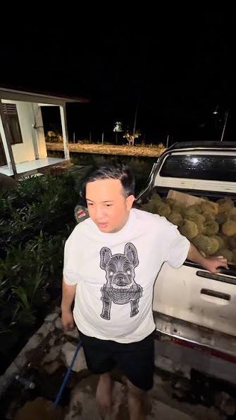 TERIMA : Bupati Lamandau, Rizky Aditya Putra saat menerima buah durian dari masyarakat di Rujab Bupati Lamandau, belum lama ini.