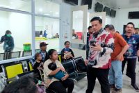 MENYAPA ; Bupati Lamandau, Rizky Aditya Putra menyapa orang tua dan pasien saat kegiatan Bakti Sosial Operasi Sumbing Bibir, di Poliklinik Gedung Baru RSUD Gusti Abdul Gani, Kamis (18/6/2026).