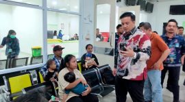 MENYAPA ; Bupati Lamandau, Rizky Aditya Putra menyapa orang tua dan pasien saat kegiatan Bakti Sosial Operasi Sumbing Bibir, di Poliklinik Gedung Baru RSUD Gusti Abdul Gani, Kamis (18/6/2026).