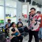 MENYAPA ; Bupati Lamandau, Rizky Aditya Putra menyapa orang tua dan pasien saat kegiatan Bakti Sosial Operasi Sumbing Bibir, di Poliklinik Gedung Baru RSUD Gusti Abdul Gani, Kamis (18/6/2026).