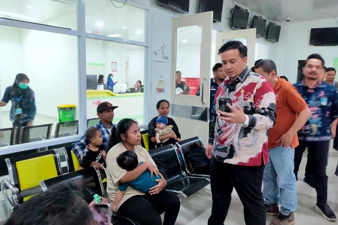 MENYAPA ; Bupati Lamandau, Rizky Aditya Putra menyapa orang tua dan pasien saat kegiatan Bakti Sosial Operasi Sumbing Bibir, di Poliklinik Gedung Baru RSUD Gusti Abdul Gani, Kamis (18/6/2026).