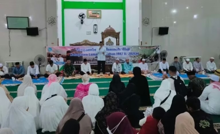 MENYAMBUT : Wakil Bupati Lamandau, Abdul Hamid, saat hadir dalam menyambut kedatangan para jamaah haji di Masjid Baiturrahman, Nanga Bulik, Jumat (12/6/2026).