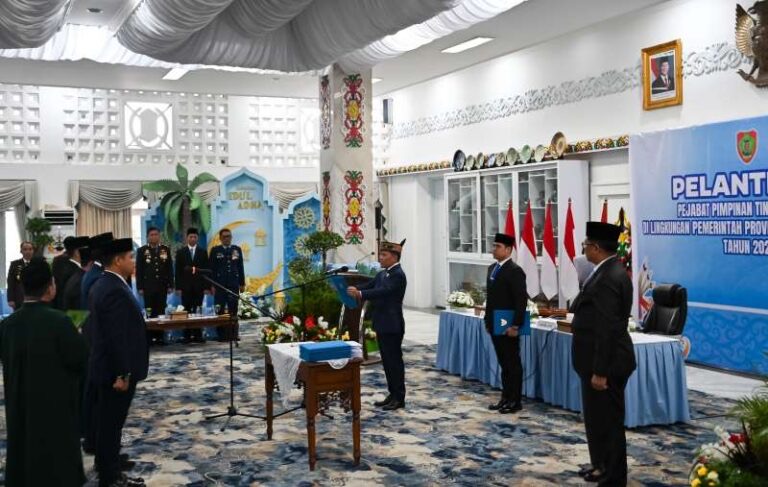 MELANTIK : Gubernur Kalteng, Agustiar Sabran, saat melantik enam pejabat Jabatan Pimpinan Tinggi (JPT) Pratama di Istana Isen Mulang, Selasa (26/5/2026).