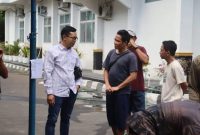 BERBINCANG : Kepala Inspektur Daerah Provinsi Kalimantan Tengah, Eko Sulistiono, berbincang saat pelaksanaan penyembelihan hewan kurban di lingkungan Inspektorat Provinsi Kalimantan Tengah, Kamis (28/5/2026).