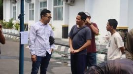 BERBINCANG : Kepala Inspektur Daerah Provinsi Kalimantan Tengah, Eko Sulistiono,  berbincang saat pelaksanaan penyembelihan hewan kurban di lingkungan Inspektorat Provinsi Kalimantan Tengah, Kamis (28/5/2026). 