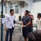 BERBINCANG : Kepala Inspektur Daerah Provinsi Kalimantan Tengah, Eko Sulistiono,  berbincang saat pelaksanaan penyembelihan hewan kurban di lingkungan Inspektorat Provinsi Kalimantan Tengah, Kamis (28/5/2026). 