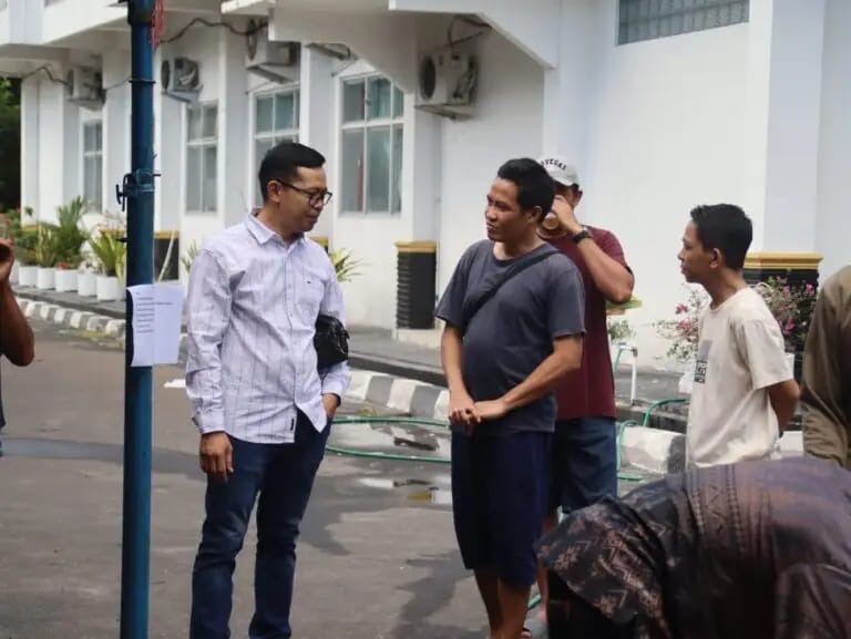 BERBINCANG : Kepala Inspektur Daerah Provinsi Kalimantan Tengah, Eko Sulistiono,  berbincang saat pelaksanaan penyembelihan hewan kurban di lingkungan Inspektorat Provinsi Kalimantan Tengah, Kamis (28/5/2026). 