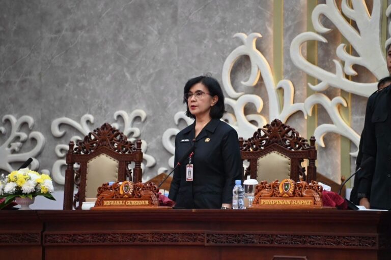 HADIRI : Penjabat Sekretaris Daerah Provinsi Kalteng Linae Victoria Aden saat menghadiri Rapat Paripurna ke-4 Masa Persidangan III Tahun Sidang 2026, Jumat (26/6/2026).
