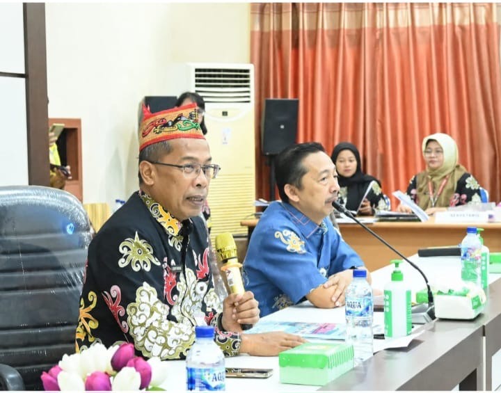 SOSIALISASI : Kepala Dinas Kesehatan Kalimantan Tengah, Suyuti Syamsul, saat menyampaikan arahan saat sosialisasi yang digelar Dinas Kesehatan Provinsi Kalimantan Tengah di Aula Bakti Husada, Kamis (18/6).
