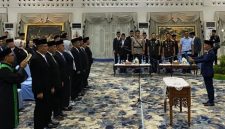 MELANTIK : Gubernur Kalteng, Agustiar Sabran, saat melantik  Pejabat Pimpinan Tinggi Pratama di lingkungan Pemerintahnya, yang di gelar di Aula Istana Isen Mulang, Kamis (25/6/2026).