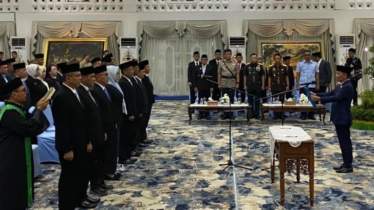 MELANTIK : Gubernur Kalteng, Agustiar Sabran, saat melantik  Pejabat Pimpinan Tinggi Pratama di lingkungan Pemerintahnya, yang di gelar di Aula Istana Isen Mulang, Kamis (25/6/2026).