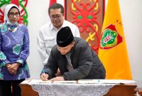 PENANDATANGANAN: Gubernur Kalimantan Tengah, Agustiar Sabran, saat menandatangani Nota Kesepakatan Penyelenggaraan Pendidikan Vokasi dan Magang Mahasiswa pada kawasan cetak sawah di Kalteng, yang di laksanakan di Istana Isen Mulang, Rumah Jabatan Gubernur Kalimantan Tengah, Selasa malam (12/5/2026).