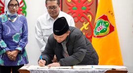 PENANDATANGANAN:  Gubernur Kalimantan Tengah, Agustiar Sabran, saat menandatangani Nota Kesepakatan Penyelenggaraan Pendidikan Vokasi dan Magang Mahasiswa pada kawasan cetak sawah di Kalteng, yang di laksanakan di Istana Isen Mulang, Rumah Jabatan Gubernur Kalimantan Tengah, Selasa malam (12/5/2026).