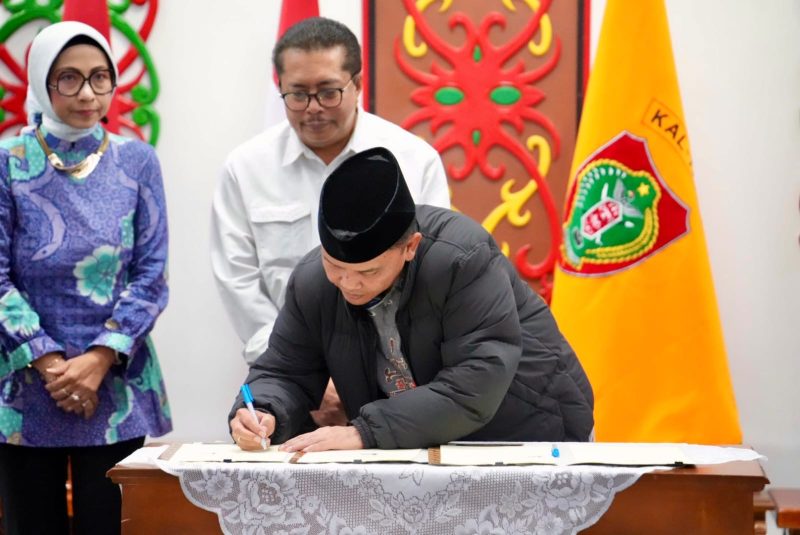 PENANDATANGANAN:  Gubernur Kalimantan Tengah, Agustiar Sabran, saat menandatangani Nota Kesepakatan Penyelenggaraan Pendidikan Vokasi dan Magang Mahasiswa pada kawasan cetak sawah di Kalteng, yang di laksanakan di Istana Isen Mulang, Rumah Jabatan Gubernur Kalimantan Tengah, Selasa malam (12/5/2026).