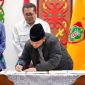 PENANDATANGANAN:  Gubernur Kalimantan Tengah, Agustiar Sabran, saat menandatangani Nota Kesepakatan Penyelenggaraan Pendidikan Vokasi dan Magang Mahasiswa pada kawasan cetak sawah di Kalteng, yang di laksanakan di Istana Isen Mulang, Rumah Jabatan Gubernur Kalimantan Tengah, Selasa malam (12/5/2026).